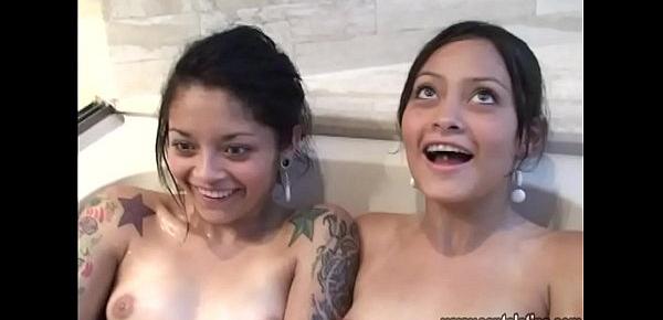  Chicas alegres en la bañera